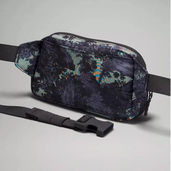 NWT Psychedelic Mini Belt Bag lululemon EBB - Picture 4 of 13